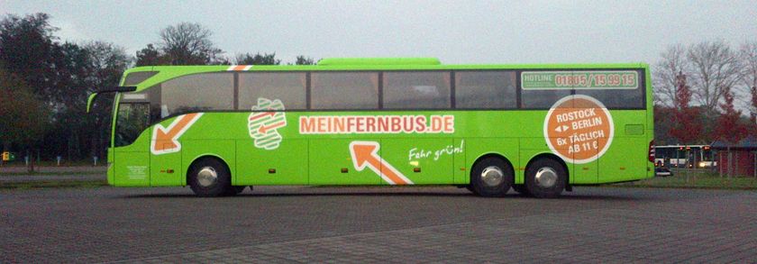 Ein moderner Bus von MeinFernbus auf einem Busparkplatz.