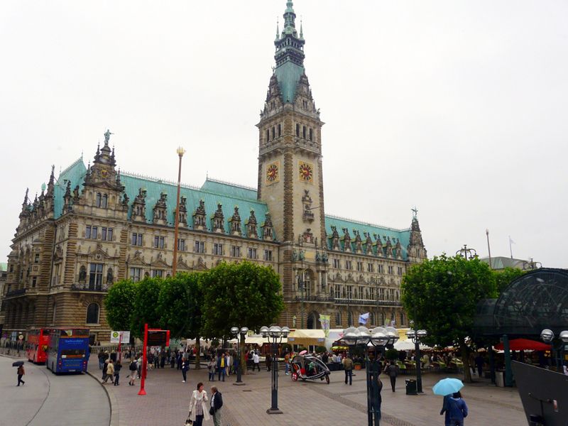 Blick auf das Rathaus Hamburg während einer Städtereise.