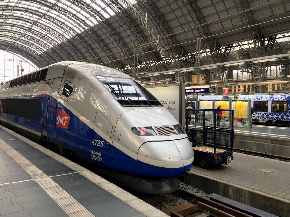 Mit dem Mit dem TGV Hochgeschwindigkeitszug können Sie schnell und günstig nach Frankreich reisen.