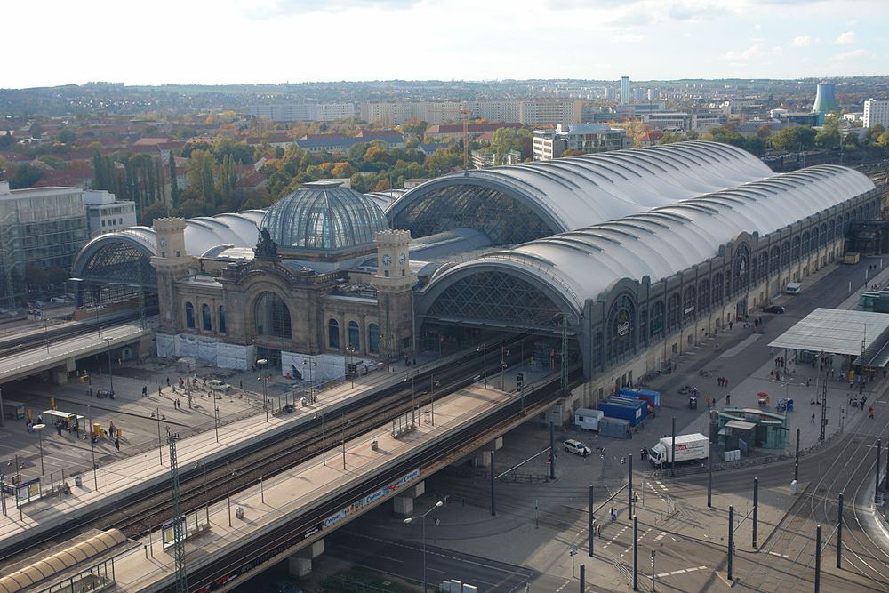 Der Hauptbahnhof in Dresden ist Ausgangspunkt Ihrer Städtereisen, wenn Sie mit der Bahn anreisen.