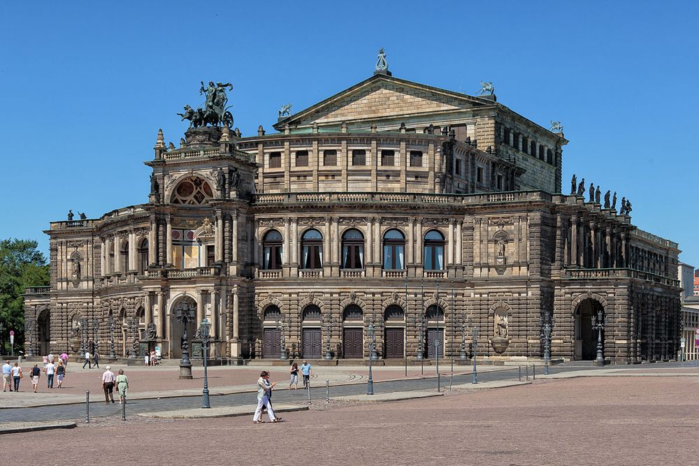 Die Semperoper in Dresden gehört zu jeder Städtereise in die Elbregion dazu.