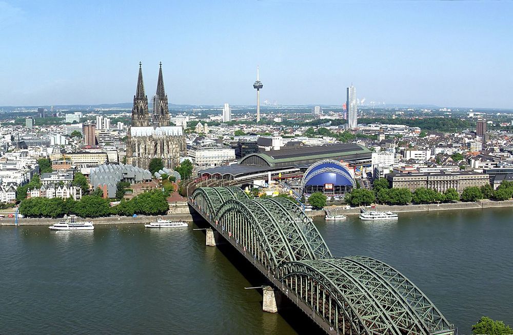Blick auf den Kölner Dom und die Hohenzollernbrücke, die Sie im Kurzurlaub in Köln besuchen sollten.