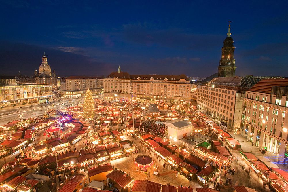 Der Dresdner Weihnachtsmarkt heißt Striezelmarkt und sollte beim winterlichen Kurzurlaub in Dresden besucht werden.
